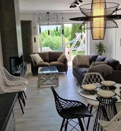 Duzy Orania Prywatny Ogrod Taras Lezaki Grill Hustawka דירה
